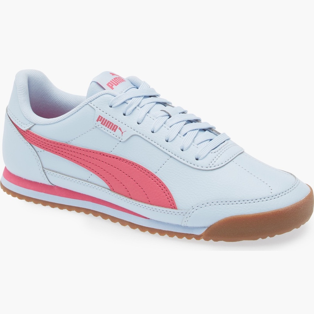 Puma size 7 NWT Women's Light Blue Sneakers with Pink Formstrip